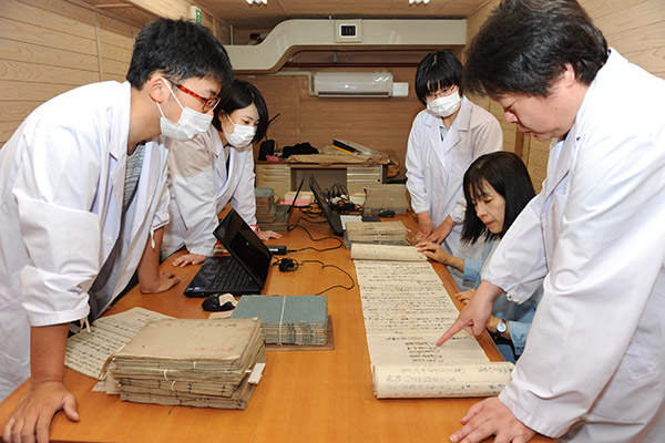 大学院生が参加する「永青文庫研究センター」の現物資料解析作業